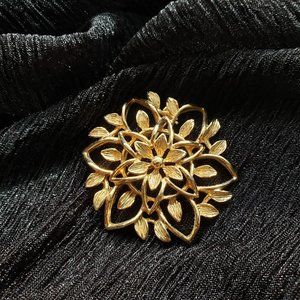 Vintage 1962 Gold Tone Circular Flower Brooch by Sarah Coventry Signed